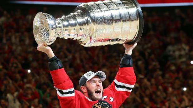 Jonathan Toews #19 of the Chicago Blackhawks celebrates by hoisting the Stanley Cup after defeating the Tampa Bay Lightning by a score of 2-0 in Game Six to win the 2015 NHL Stanley Cup Final at the United Center on June 15, 2015 in Chicago, Illinois. (Getty Images)